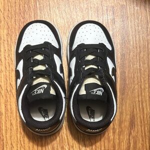 Nike Toddler Black and White Athletic Sneakers